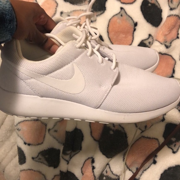 Shoes - Nike  roshe